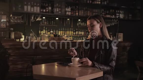 非接触式支付女性游客在电脑咖啡厅工作通过终端支付支票为小型游客提供支持视频的预览图