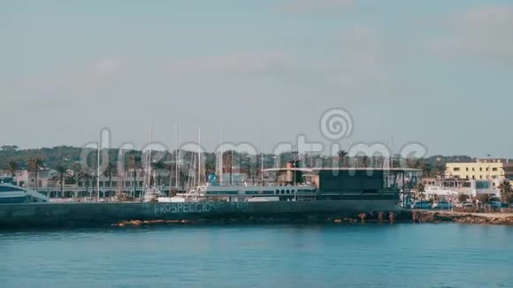 巴利阿里岛渡假船驶近港口视频的预览图
