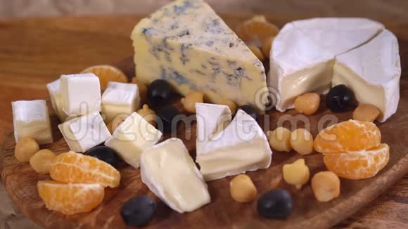 把青菜放在奶酪的服务板上视频的预览图