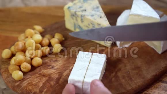 用刀木制板切成的布利奶酪视频的预览图