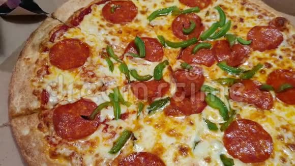 女人拿一片披萨和奶酪和意大利香肠视频的预览图