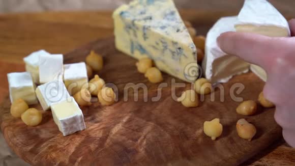 把卡蒙伯特奶酪切在木板上视频的预览图