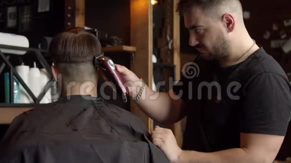 男客户理发师视频的预览图