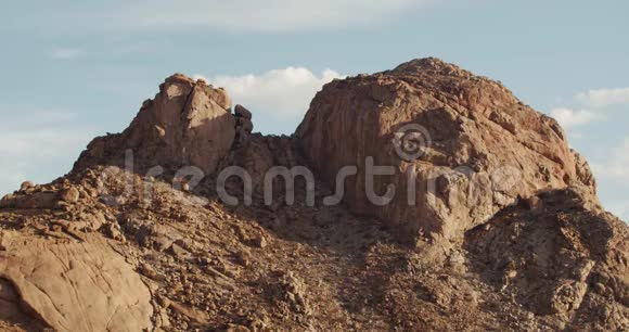 纳米比亚沙漠中巨大的岩石山埃隆戈地区4k视频的预览图