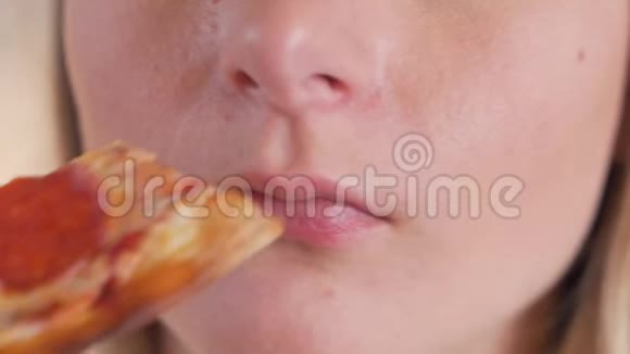 贴身女人吃披萨快餐视频的预览图
