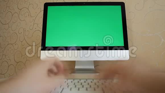 在键盘上打字速度惊人的人视频的预览图