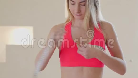 饮食健康和运动理念美丽的运动女性测量她的乳房视频的预览图