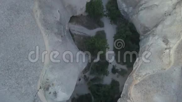 卡帕多西亚的无人机镜头有许多形状怪异的悬崖和岩石4k视频的预览图