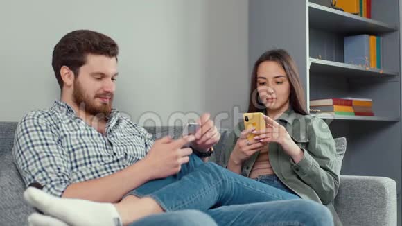 帅哥在沙发上展示他女朋友的视频视频的预览图