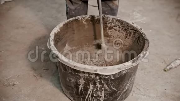 混凝土工业用水泥水和玻璃碎片搅拌混凝土视频的预览图