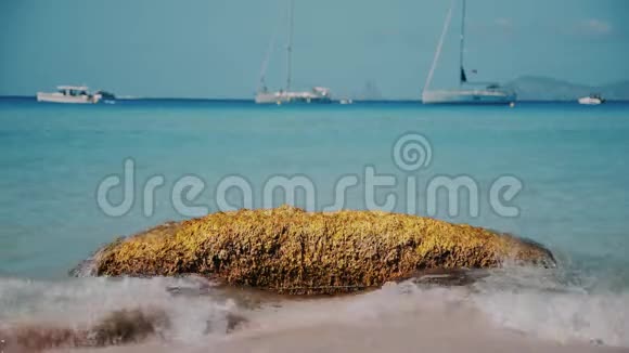 巴利阿里群岛海波冲刷岩视频的预览图