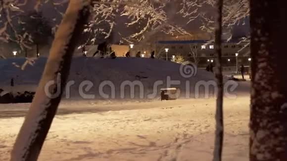 冬天孩子们在城市公园里下山视频的预览图
