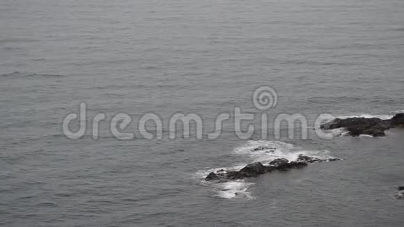 波涛汹涌的大海在一个多风的空气中视频的预览图
