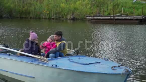 年轻的家庭在河上划船视频的预览图