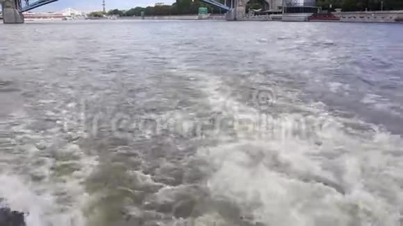 动力船在移动从船尾观看水泡沫和表面后面莫斯科河上的摩托艇视频的预览图