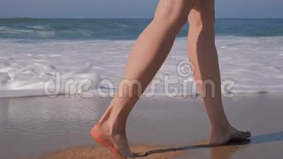 海滩旅行女人在沙滩上散步女性脚的特写视频的预览图