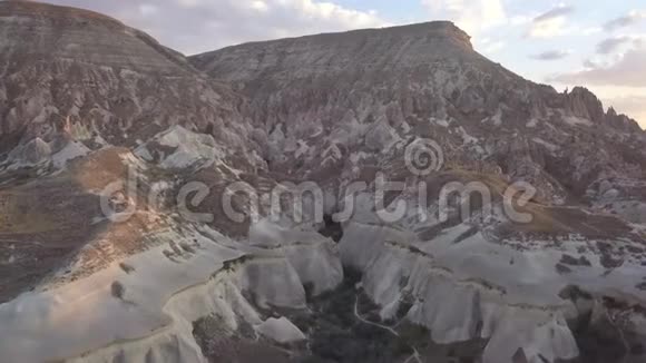 巨大的岩石山被沙子覆盖山脚下有一个峡谷4K视频的预览图
