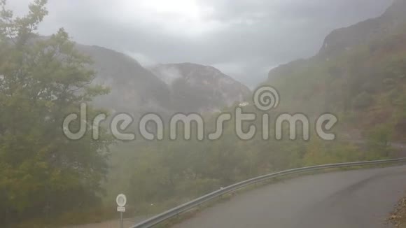 一条长路的山脉早晨被雾笼罩空中拍摄视频的预览图