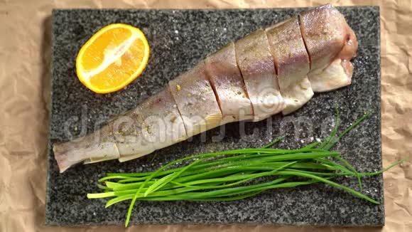 做饭鱼洋葱在木板上撒盐视频的预览图