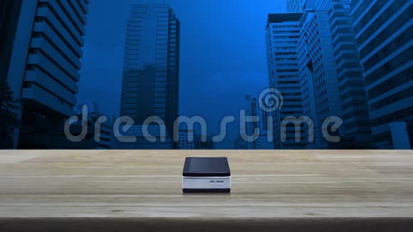 在办公大楼和摩天大楼的木桌上下载现代智能手机屏幕的平面图标技术互联网视频的预览图