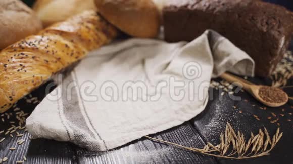 女人面包师把新鲜面包放在桌子上视频的预览图