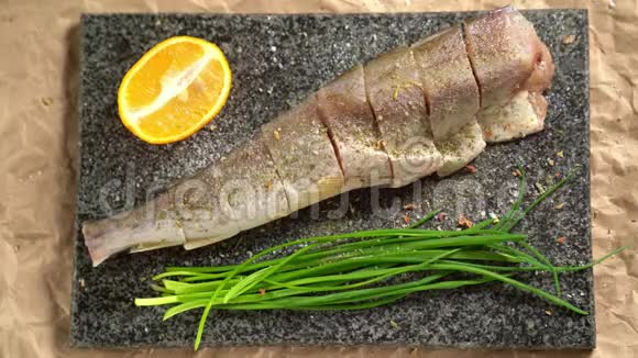 做饭鱼洋葱板撒上胡椒粉视频的预览图