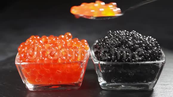 侍者把黑色和红色的鱼子酱放在杯子里奢侈品和美食的概念视频的预览图