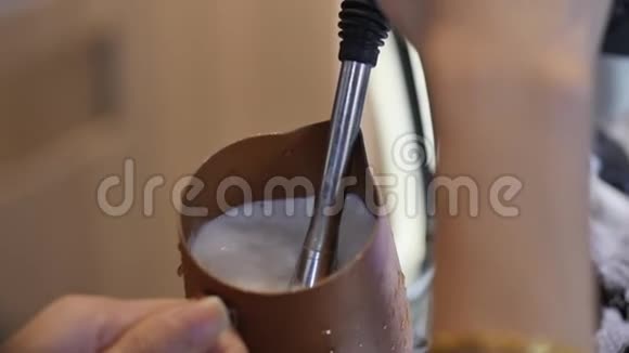 专业咖啡师制作新鲜的磨碎咖啡咖啡师在制作过程中将牛奶倒入杯子视频的预览图