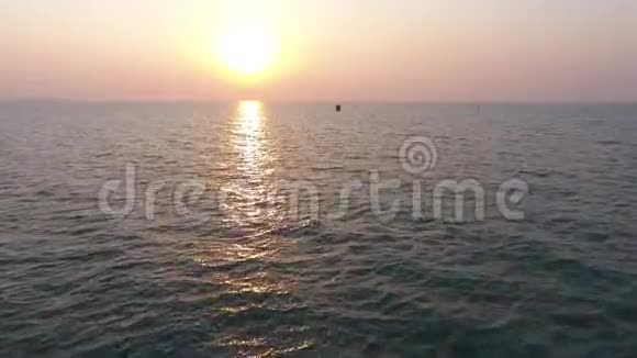 泰国旅游船的背景是美丽的日落视频的预览图
