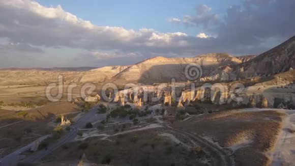 土耳其卡帕多西亚大山附近岩石山谷的空中镜头4k视频的预览图