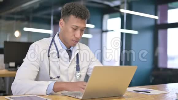 专注于现代办公室笔记本电脑的年轻医生视频的预览图