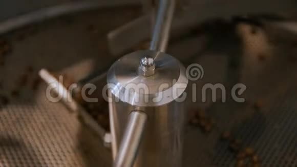 小型烘焙厂咖啡烘焙工艺视频的预览图