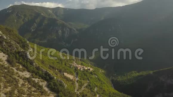 法国阿尔卑斯山脉一个小村庄的空中镜头4k视频的预览图