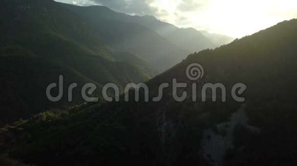 在4k的阳光明媚的早晨俯瞰美丽的法国阿尔卑斯山视频的预览图