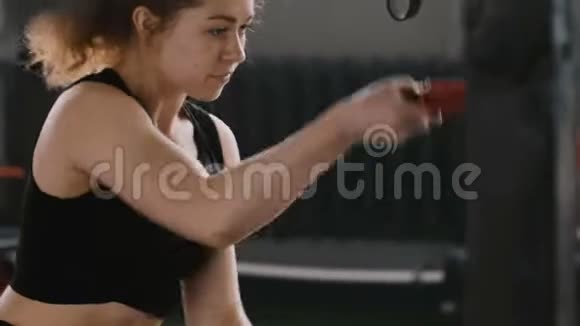 年轻漂亮的运动红发女郎在大型健身房用战绳健身健康的生活方式视频的预览图