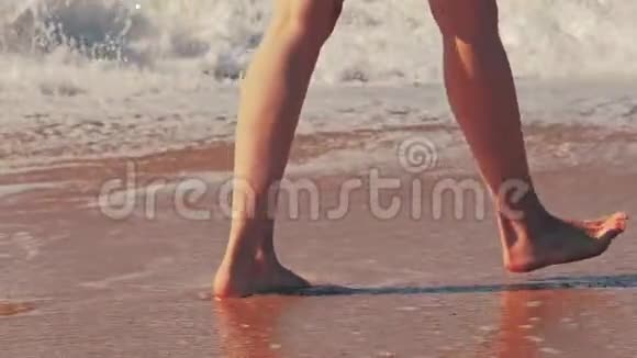 沙滩旅行女足踏金沙视频的预览图