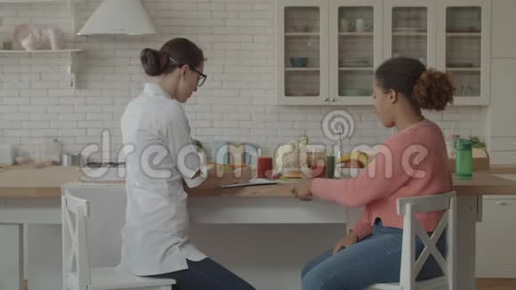 营养学家禁止妇女吃垃圾食品视频的预览图