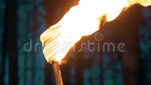 手工制作的火炬一块布在棍子上燃烧用火炬挥舞视频的预览图