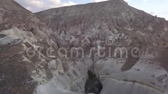一座巨大的山上面有巨大的岩石日落土耳其4k的无人机镜头视频的预览图