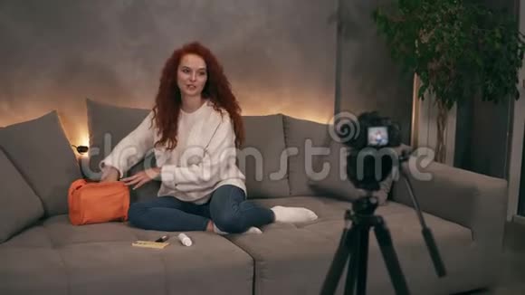 卷发红发少女美女维洛格在网上博客录制视频视频的预览图