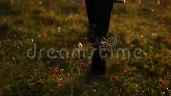 女孩走在花草上视频的预览图
