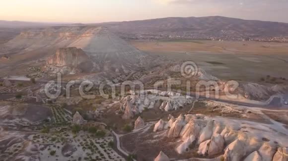 在土耳其卡帕多西亚无人机拍摄了它附近美丽的山谷和山脉视频的预览图
