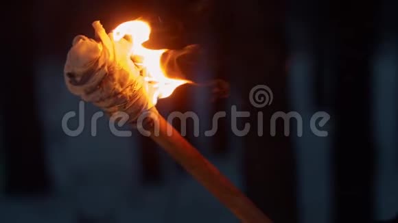 手工制作的火炬在棍子上燃烧的布视频的预览图