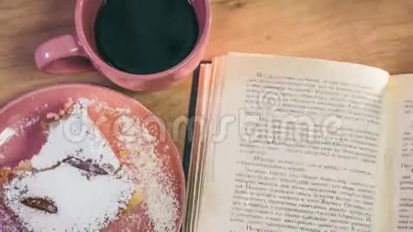 一杯咖啡一个馅饼和分页的书使用停止运动技术视频的预览图
