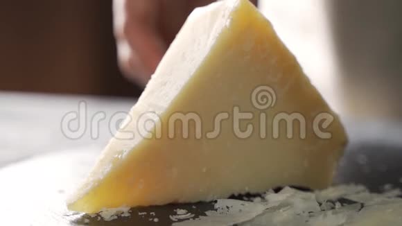 慢动作刚煮好的餐盘上有一种煮制的帕尔马干酪典型的意大利干酪视频的预览图
