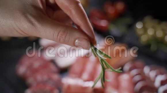 厨师用一串迷迭香装饰一盘切碎的肉类美食视频的预览图