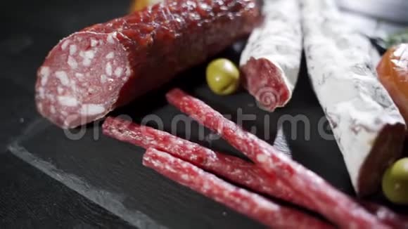 桌子上有各种香肠和美味的肉视频的预览图