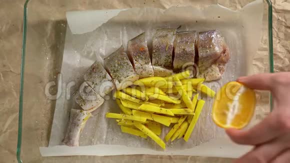做饭把鱼和土豆放在锅里放柠檬视频的预览图