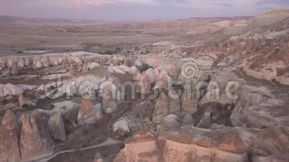 土耳其卡帕多西亚4k山脉和椭圆形岩石的空中镜头视频的预览图