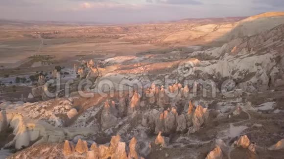 惊人的岩石卡帕多西亚土耳其山脉和山谷空中射击4k视频的预览图